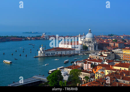 Blick vom St Mark's Campanile zu Santa Maria della Salute am Canal Grande, Italien, Venedig Stockfoto