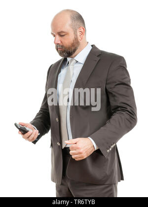 Zuversichtlich im mittleren Alter businessmann stehen und auf sein Handy, Deutschland Stockfoto