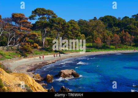 Küste zwischen dem Schloss von Bregancon und das Dorf Bormes-les-Mimosas, Toulon, Frankreich Stockfoto