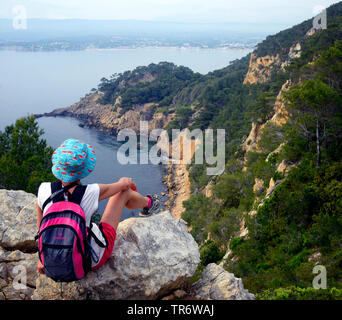 Weibliche Wanderer die Aussicht genießen, Fußweg entlang der felsigen Küste zwischen Marseille und Toulon, Frankreich, La Seyne-sur-Mer Stockfoto