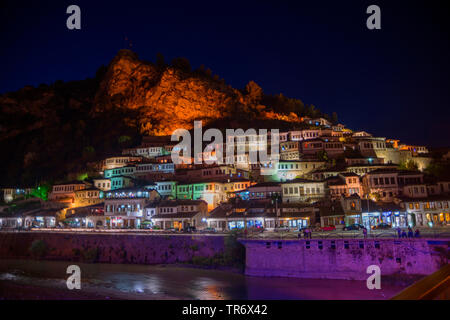 Stadtteil Mangalem bei Nacht, Albanien, Berat Stockfoto