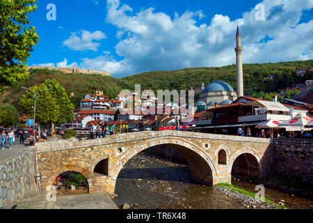 Altstadt mit Stein brdge über den Fluss Bistrica, Sinan Pascha Moschee und die Festung im Hintergrund, Kosovo, Prizren Stockfoto