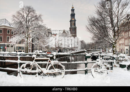 Stadtbild von schneebedeckten Amsterdam Westerkerk, Niederlande, Noord-Holland, Amsterdam Stockfoto