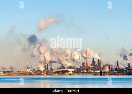 Hochöfen mit rauchenden Schlote an der Nordsee, Niederlande, Holland Nord, Ijmuiden Stockfoto
