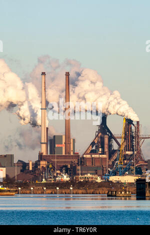 Hochöfen mit rauchenden Schlote an der Nordsee, Niederlande, Holland Nord, Ijmuiden Stockfoto