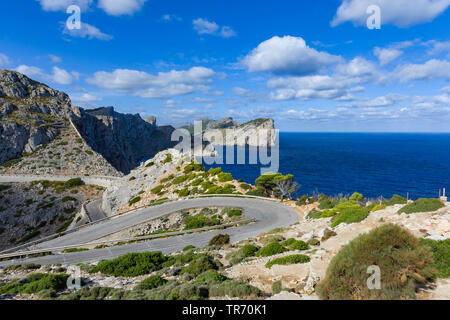Serpentinen am Kap Formentor, Spanien, Balearen, Mallorca Stockfoto