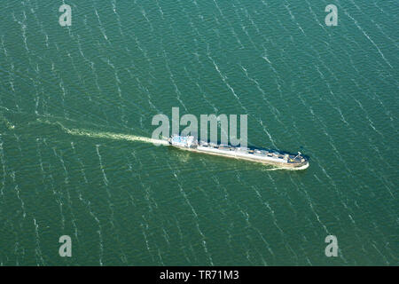 Frachtschiff auf dem IJsselmeer, Luftaufnahme, Niederlande Stockfoto