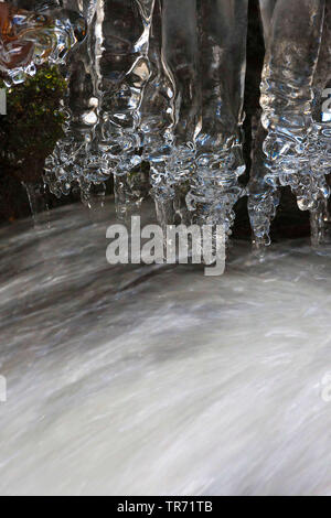 Eiszapfen am fließenden Wasser, Deutschland, Bayern Stockfoto