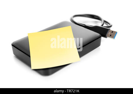 3D-Computergrafik, externe USB-Festplatte mit gelbem Post-it ohne Text Stockfoto