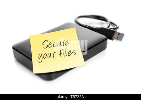 3D-Computergrafik, externe USB-Festplatte mit gelbem Haftnotiz-Beschriftung STELLEN SIE IHRE DATEIEN SICHER Stockfoto
