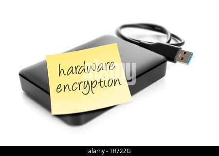 3D-Computergrafik, externe USB-Festplatte mit gelbem Haftnotiz-Beschriftungstext HARDWARE ENCRYPTION Stockfoto
