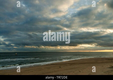 Dunkle bewölkter Himmel über Meer, Niederlande, Vlieland Stockfoto