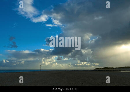 Gewitterwolken über der Nordsee, Niederlande, Vlieland Stockfoto