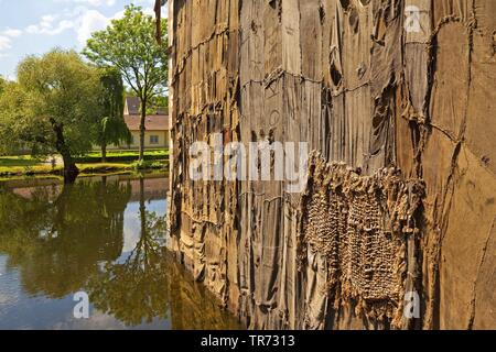 Schloss Struenkede mit Jutesäcke, Ausstellung Kunst und Kohle bei der Schließung des Steinkohlebergbaus 2018, Deutschland, Nordrhein-Westfalen, Ruhrgebiet, Herne Stockfoto