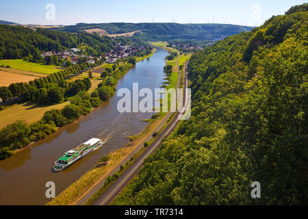 Blick von Weser-Skywalk auf der Weser, Deutschland, Nordrhein-Westfalen, Weserbergland, Beverungen Stockfoto