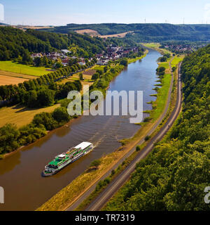 Blick von Weser-Skywalk auf der Weser, Deutschland, Nordrhein-Westfalen, Weserbergland, Beverungen Stockfoto