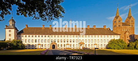 Kaiserliche Abtei von Corvey mit West Wing und Westwerk, Deutschland, Nordrhein-Westfalen, Ostwestfalen, Höxter Stockfoto