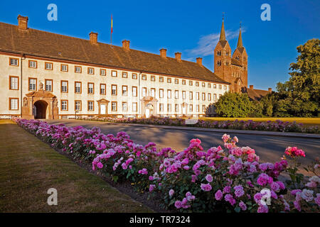 Kaiserliche Abtei von Corvey mit West Wing und Westwerk, Deutschland, Nordrhein-Westfalen, Ostwestfalen, Höxter Stockfoto