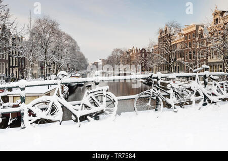 Fahrräder, die auf einer Brücke im Winter, der niederländischen, der Nördlichen Niederlande, Amsterdam Stockfoto
