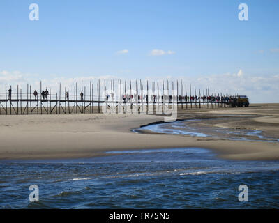 Menschen zu Fuß auf alten Anlegestelle an Vliehor, Niederlande, Friesland, Vlieland zur Fähre Stockfoto