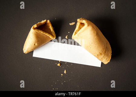 Fortune Cookie mit einem leeren Papier für Ihre Nachricht geöffnet hat. Stockfoto