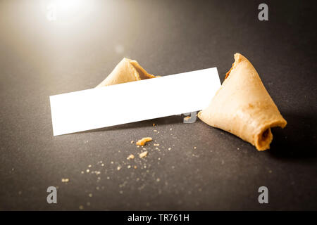 Fortune Cookie mit einem leeren Papier für Ihre Nachricht geöffnet hat. Stockfoto