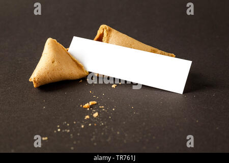 Fortune Cookie mit einem leeren Papier für Ihre Nachricht geöffnet hat. Stockfoto