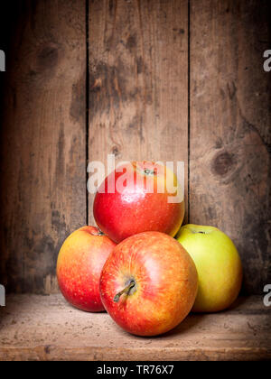 Weihnachten; Stack von Äpfeln gegen Hintergrund aus massivem Holz Bretter Stockfoto