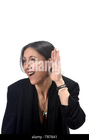 Frau eine Hand auf ihr Ohr, weil Sie nicht auf weißem Hintergrund hören Stockfoto