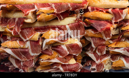 Köstlich leckeren frisch geschnittene Fleisch Baguette. Stockfoto