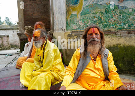 Heilige Männer sitzen Pashupati Tempel - Kathmandu Nepal Stockfoto