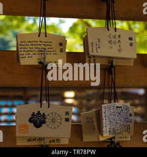 Opferanode Angebot von Holz- platten mit handschriftlichen Gebete an Sie liefern eine abstrakte Muster in der Meiji Schrein, Tokio, Japan, Oktober 2018 Stockfoto