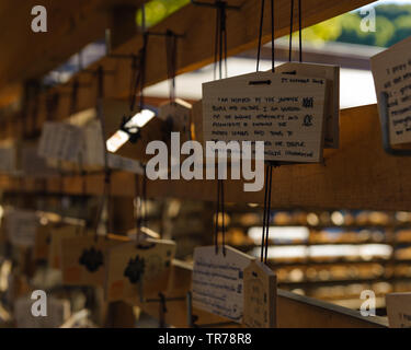 Opferanode Angebot von Holz- platten mit handschriftlichen Gebete an Sie liefern eine abstrakte Muster in der Meiji Schrein, Tokio, Japan, Oktober 2018 Stockfoto