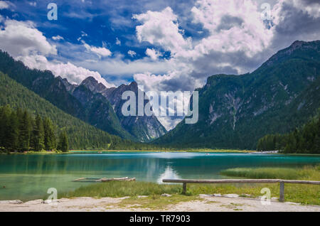 Schöne und Panoramablick auf Toblacher Sehen, (ital.: Lago di Toblach) in Südtirol, Italien Stockfoto