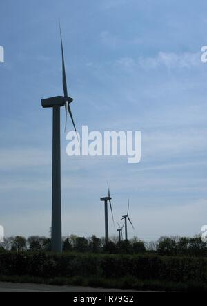 Vier Windenergieanlagen im Osten der Stadt Ende Windpark außerhalb Workington, Cumbria, England, Vereinigtes Königreich Stockfoto