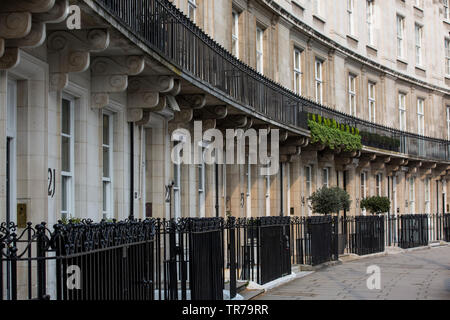 Grosvenor Crescent im Londoner Stadtteil Belgravia, geordnet als die teuersten Wohngegend in Großbritannien, mit einem durchschnittlichen Haus Preis von £ 16,918,000. Stockfoto