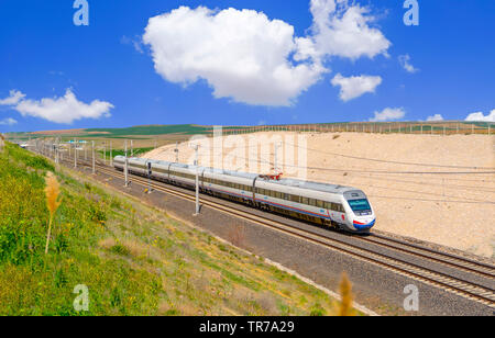 Polatli, Ankara, Türkei - 12 Januar 2019: High Speed Train (yuksek Hizli Tren - YHT) von Tcdd auf dem Weg Stockfoto