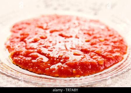 Selbstgemachte Tomatensauce in eine Glasplatte closeup. horizontale Ansicht von oben Stockfoto