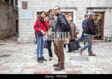 Montenegro, 30. April 2019: Street Scene mit Touristen und Einheimischen in der Altstadt von Kotor Stockfoto