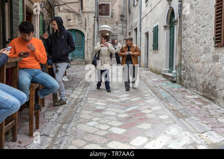 Montenegro, 30. April 2019: Street Scene mit Touristen und Einheimischen in der Altstadt von Kotor Stockfoto