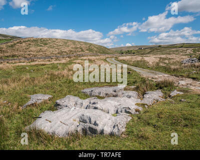 Alternative cloudscape Blick Richtung Blea Moor Stellwerk an der berühmten Carlisle railway Regeln aus dem ausgetrockneten Flussbett aus Kalkstein an Korn Ings Stockfoto