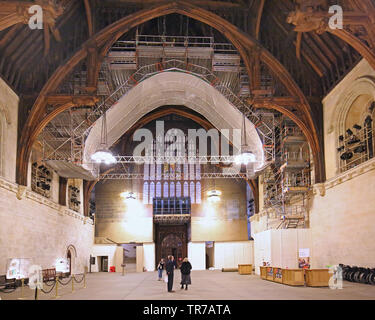 Hängegerüst für die Renovierung des mittelalterlichen Dachs der Westminster Hall, London, dem ältesten Teil der Houses of Parliament - erbaut 1393 Stockfoto