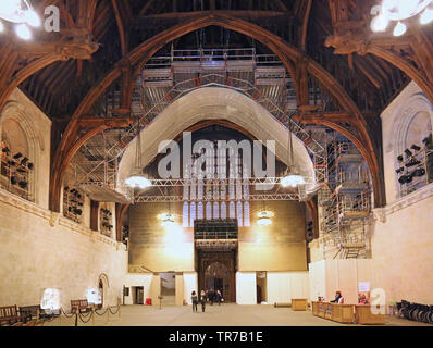 Hängegerüst für die Renovierung des mittelalterlichen Dachs der Westminster Hall, London, dem ältesten Teil der Houses of Parliament - erbaut 1393 Stockfoto