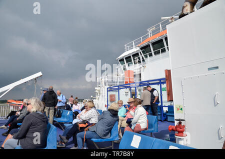 Passagiere auf eine Wightlink Fähren Verlassen des Terminals in Lymington, Hampshire, für Yarmouth auf der Insel Wight gebunden Stockfoto