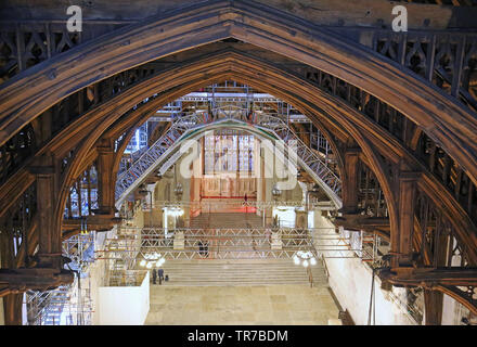 Hängende Gerüstbrücken für die Sanierung des mittelalterlichen Daches der Westminster Hall, London, dem ältesten Teil des Parlaments, das 1393 erbaut wurde Stockfoto