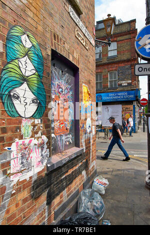 LONDON SPITALFIELDS BRICK LANE HAUPTSTRASSE UND GESCHÄFTE UND PRINCELET STREET mit Müll Stockfoto