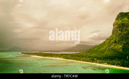 Luftaufnahme von Le Morne Brabant Strand in Mauritius. Urlaub und Reisen Konzept. Stockfoto