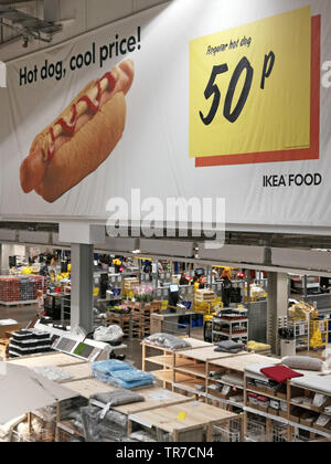 Hot dog Werbung im Self Service-/Check-out-Bereich bei Ikea in Coventry, Großbritannien, am 29. Mai 2019. Stockfoto