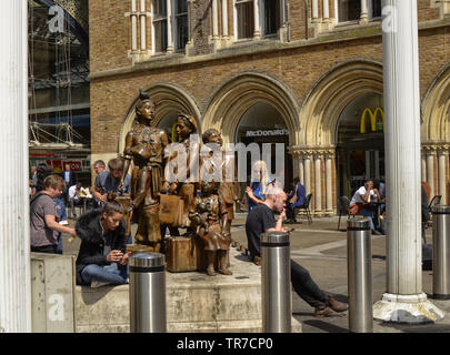 Liverpool Street Station, London, Großbritannien, 14. Juni 2018. Ankunft am Eingang Wir sind ein moderner polierte Bronze Statue einer Sammlung von Fiv finden Stockfoto