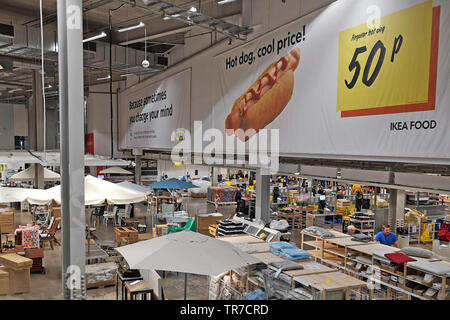 Hot dog Werbung im Self Service-/Check-out-Bereich bei Ikea in Coventry, Großbritannien, am 29. Mai 2019. Stockfoto